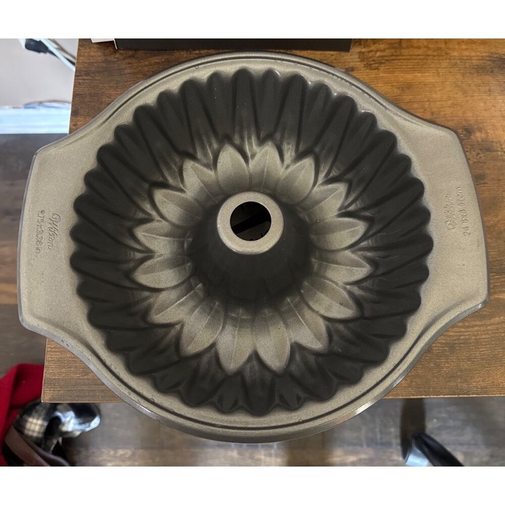 Wilton Bundt Cake Baking Pan SUNFLOWER Non Stick Fluted